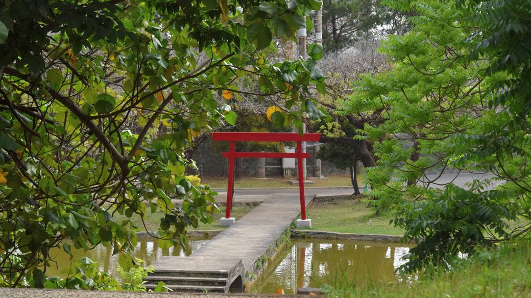 奥武山公園の修景池の鳥居 / 2
