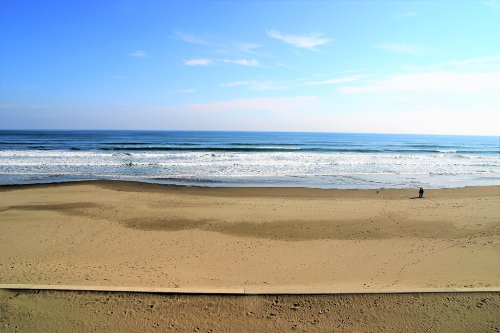 どこまでも、まっすぐと続く煌く砂浜2244696