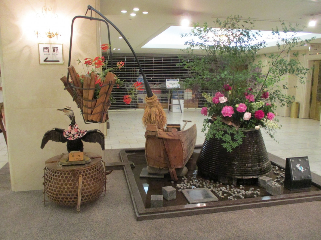 ロビーの鵜飼のオブジェ