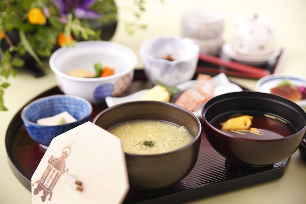 クラシックホテルの優雅なメインダイニングでいただく朝食4003218