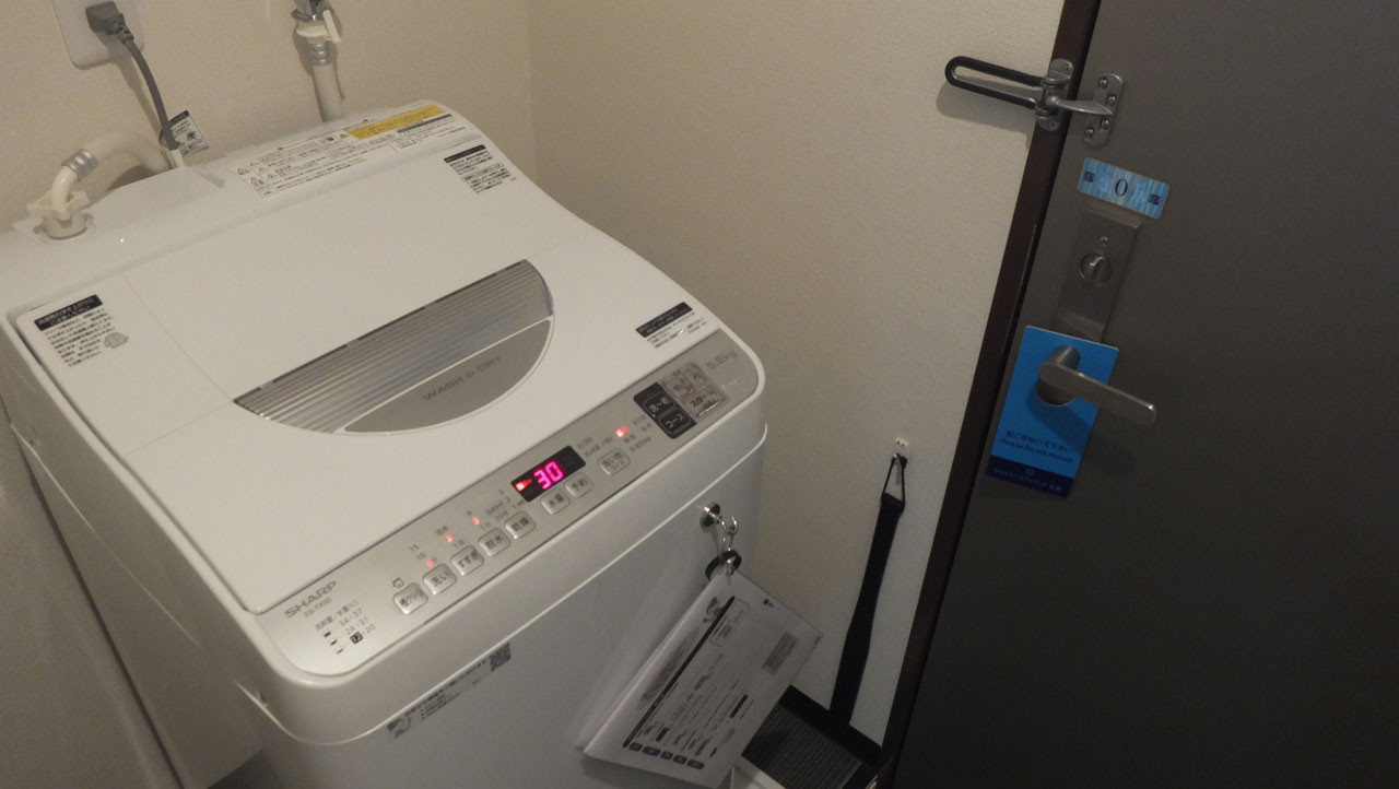 室内にある洗濯機。洗濯し放題!