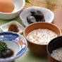 【1泊朝食】洗練の本館客室|身体に染み入るこだわりの朝食で、健やかな朝を「幸せの笊盛り御膳」 | ホテル四季見