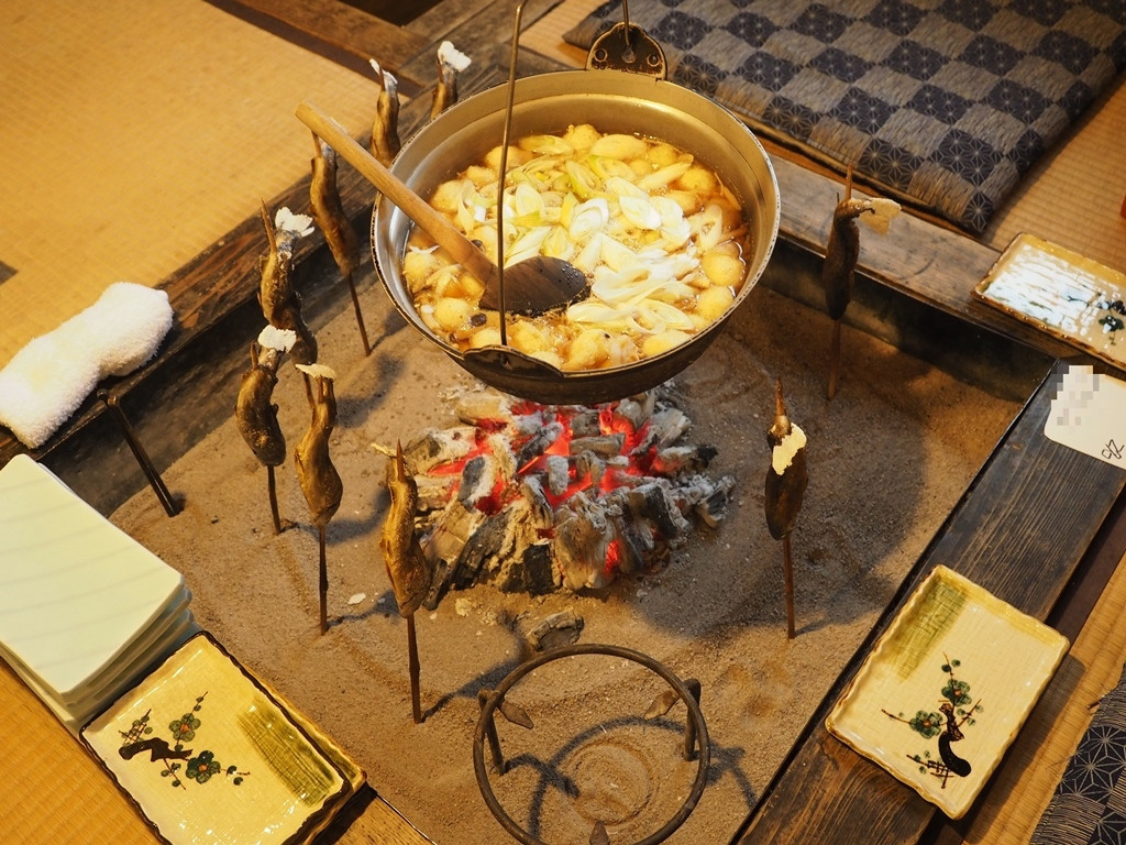 岩魚の塩焼きなど地のものを部屋食で味わえる4089226