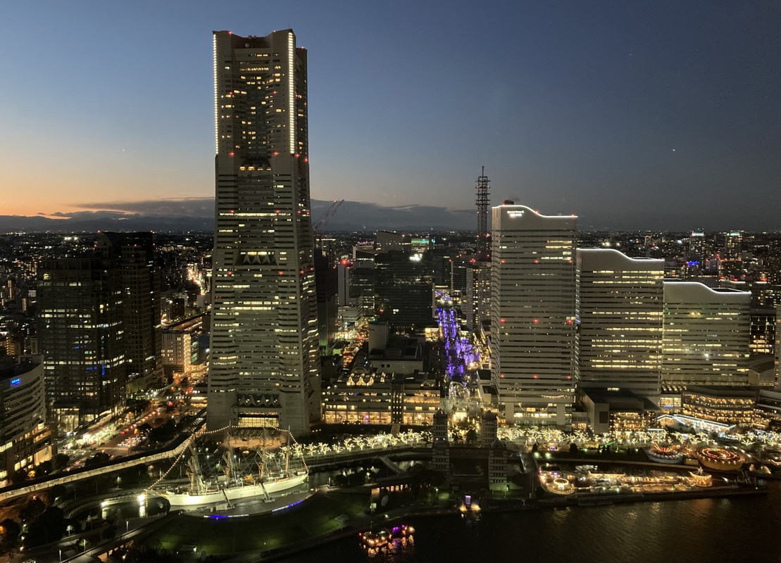 ランドマークタワーとクイーンズスクエアの展望（夕暮れ）