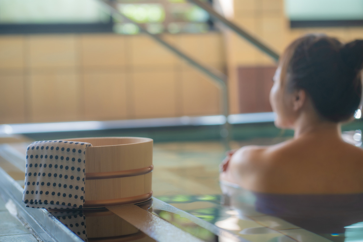 温泉に入る女性