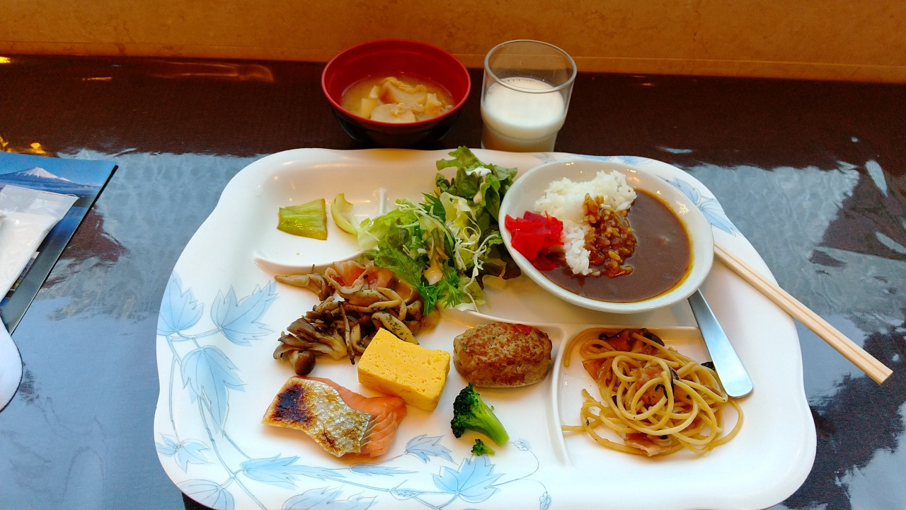 軽く取っただけでも十分な数。パンなど洋食、富士宮焼きそばあり