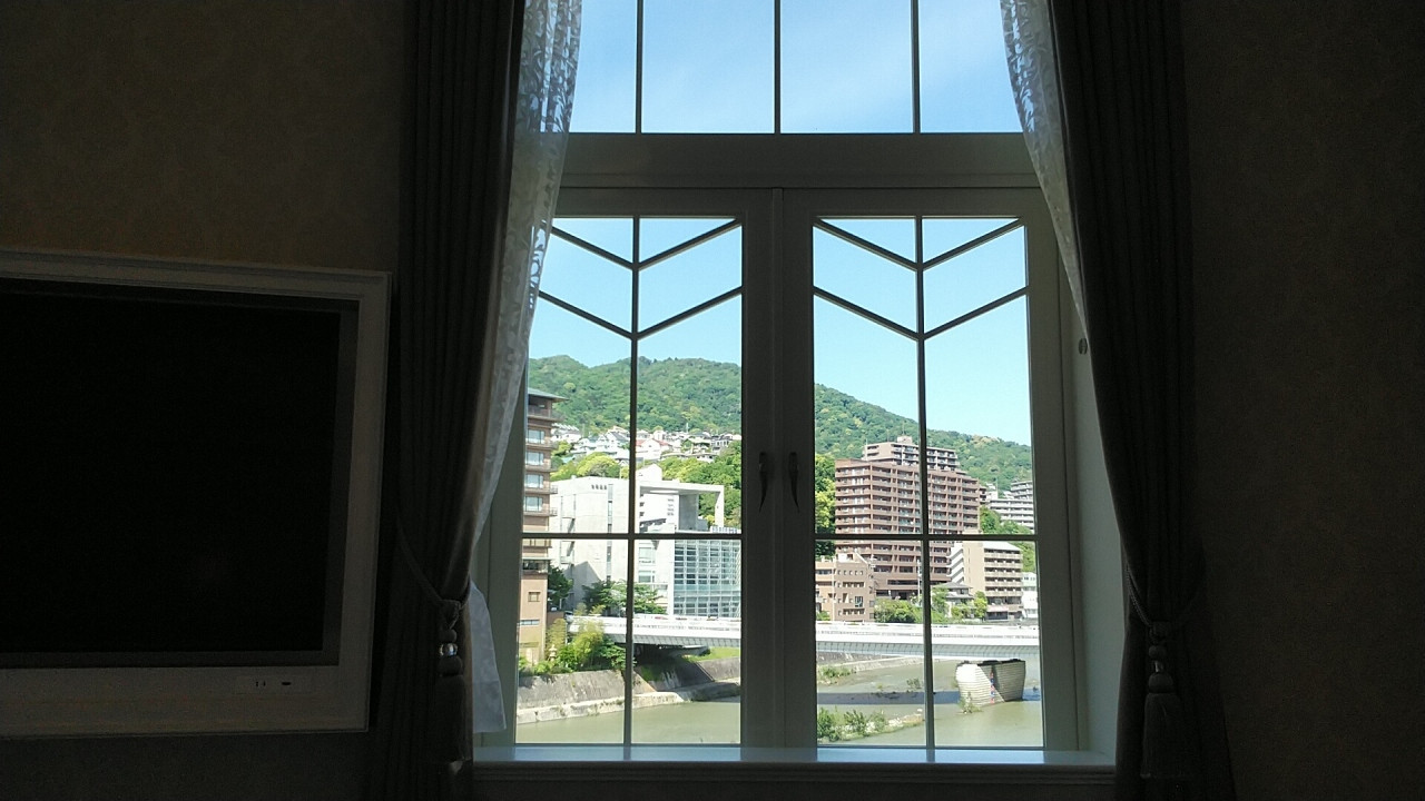 武庫川に新緑の山並み