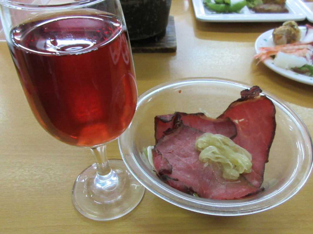 無料のワインとローストビーフ