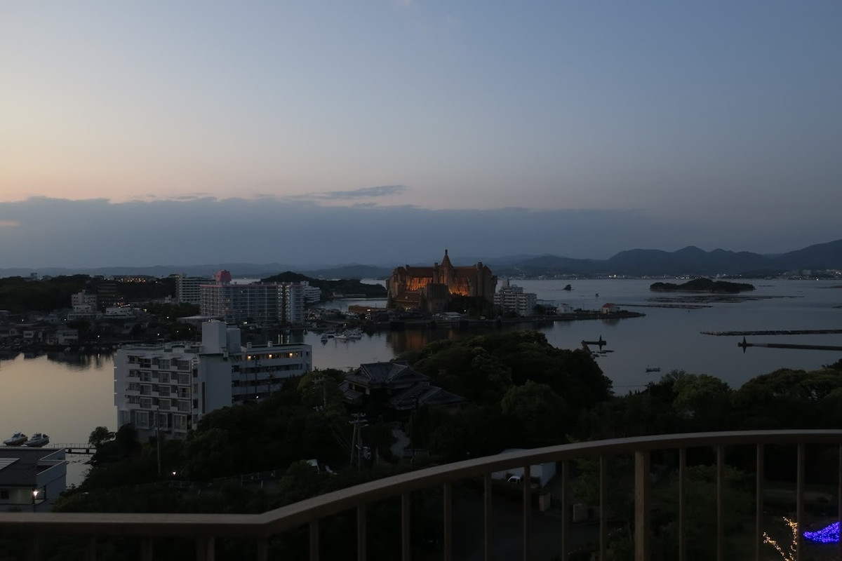 海辺を見下ろす