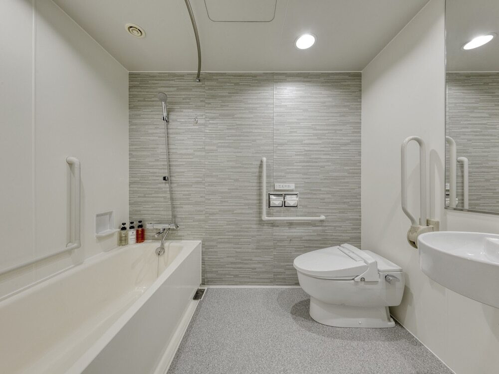 ユニバーサル対応客室のバスルーム