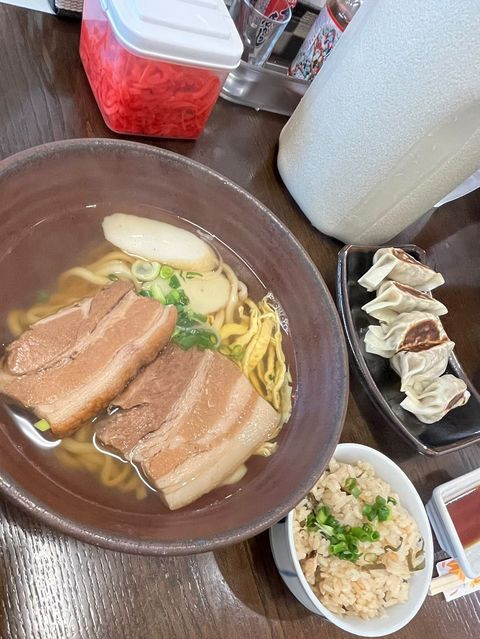 「東江そば 小禄店 」の沖縄そば。かつお出汁をベースに、もちもちの中華麺と、かまぼこでほっとする味わい / 1