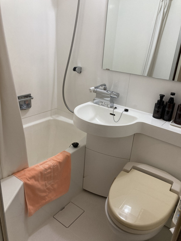 一般的なビジネスホテルのバスルーム