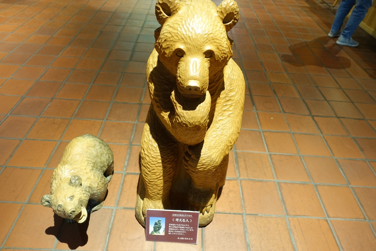 木彫りのクマがあちこちに