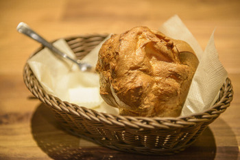 「エル.ラブズ.アール」料理 862094 ポップオーヴァー　￥300　たっぷりの卵を使って焼き上げたシュークリームの皮のようなパンです。