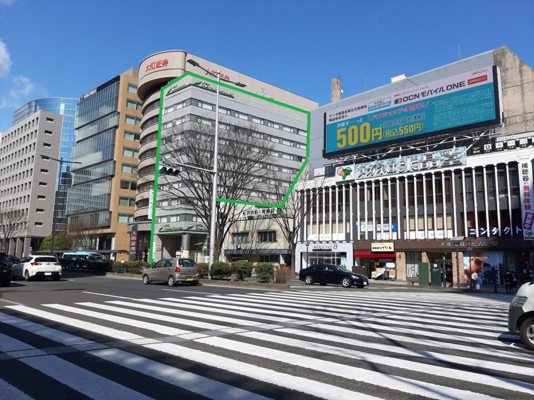 緑の線で囲んだ建物がこのホテル