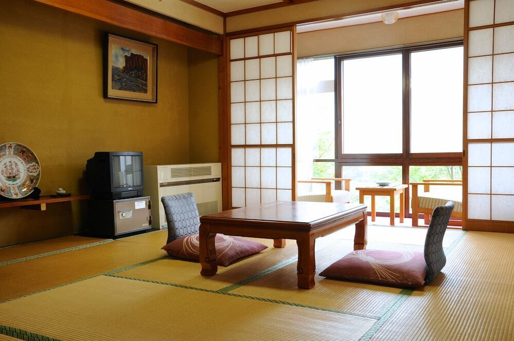 大自然の中の露天風呂で都会を忘れて3486564