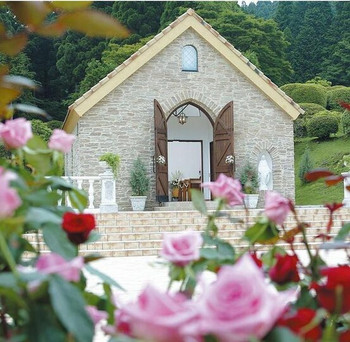 おとぎ話のようにかわいいチャペルとガーデンは必見3519515