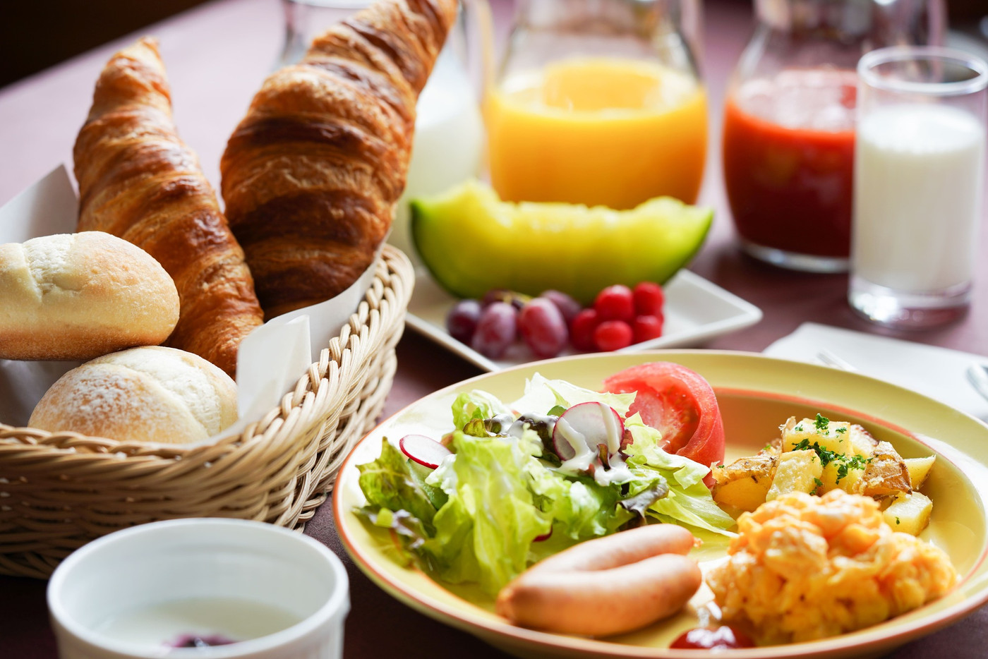 季節を感じるガーデンで、看板犬と戯れてみて♩3519537