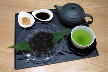 「永楽屋 本店」 料理 54103686 出来立てわらび餅≪煎茶付き≫（\1,300）