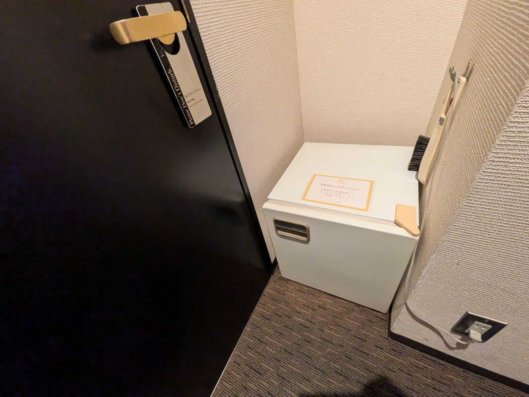 冷蔵庫はここね