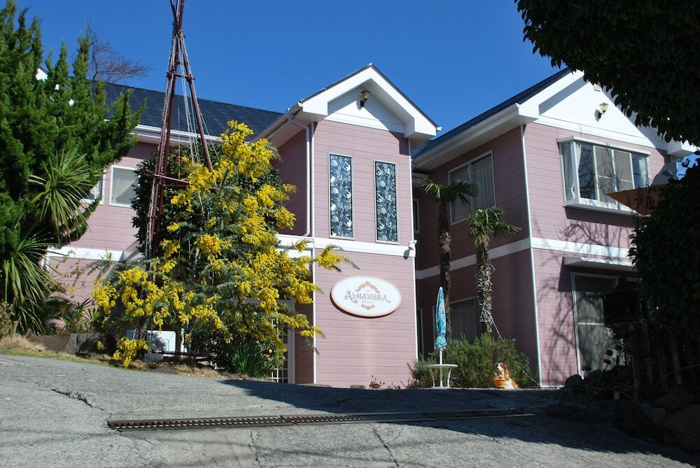 緑と海に囲まれた高台のペンション4085476