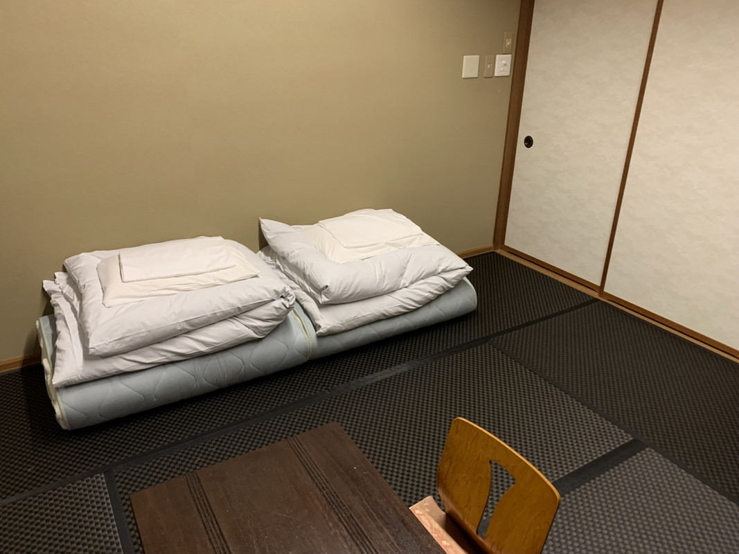 部屋。ふとんはセルフで。