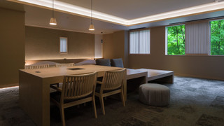 お食事を客室に備えた専用の扉にお届けする完全セルフサービスのデザインスイート301 禁煙