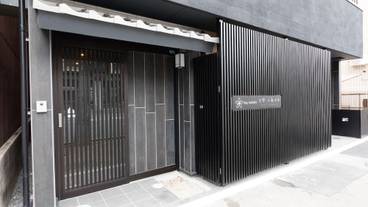 施設の入り口 / 2