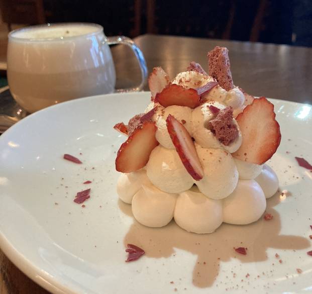 メインダイニングで
多国籍料理を堪能 / 3