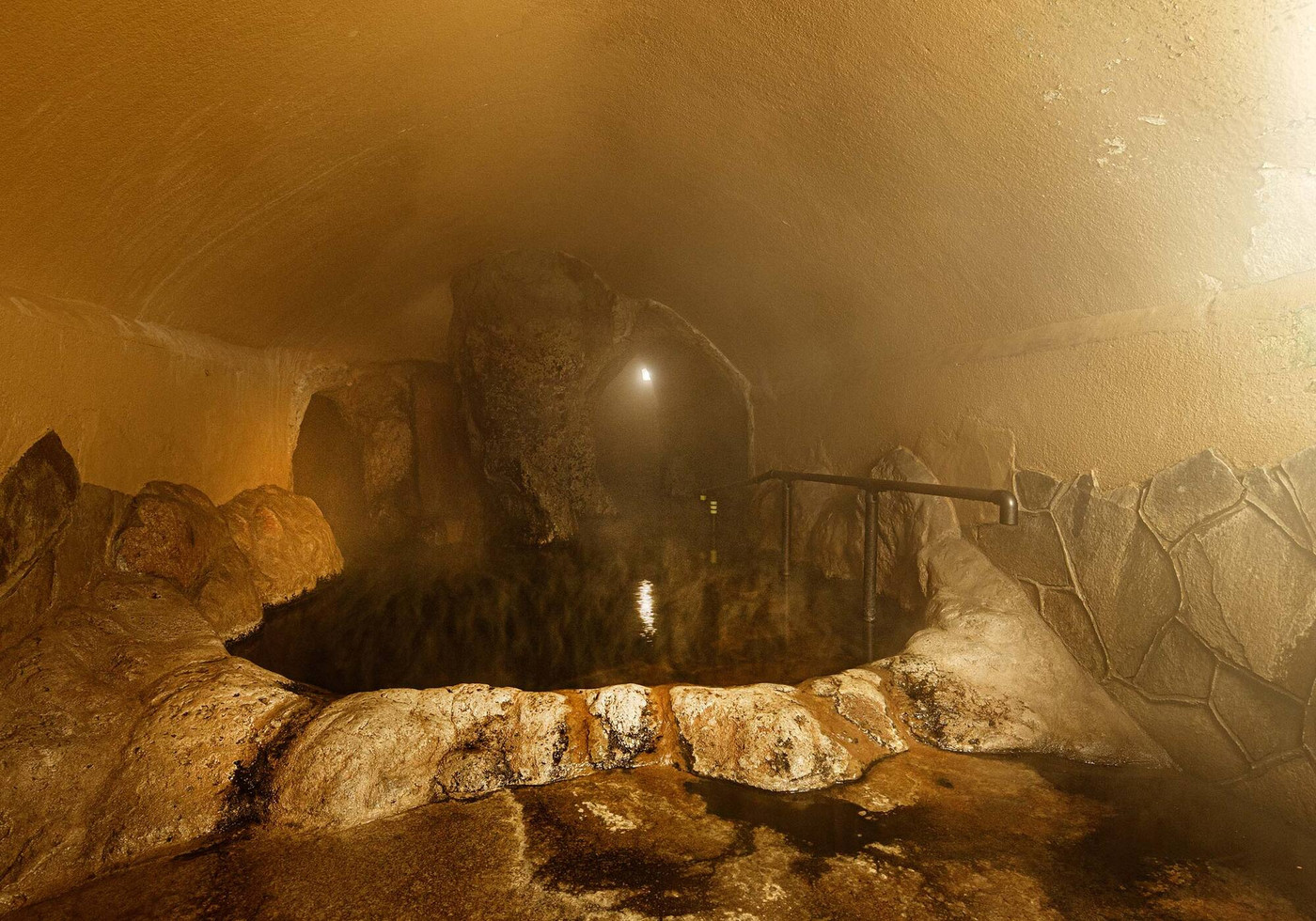 手掘りの洞窟風呂がユニーク。秘湯気分を楽しめる4043316