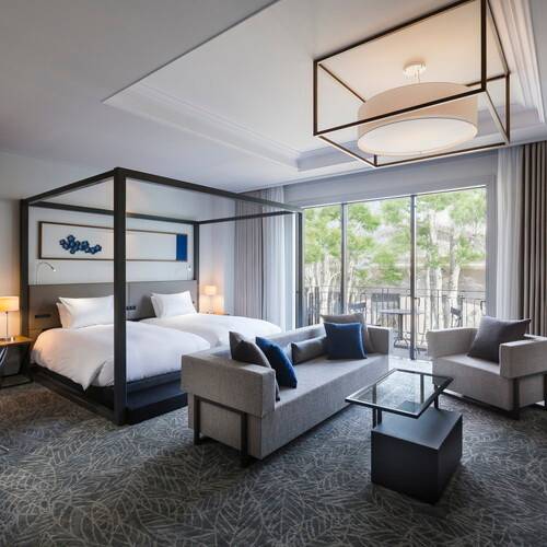 軽井沢彫の桔梗が彩る
広々とした客室 / 2