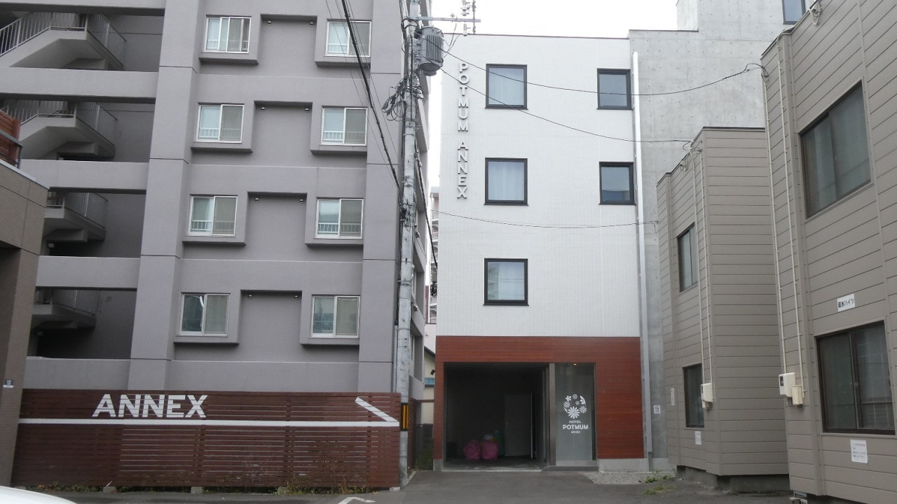 アネックスはこちら。フロントからカフェ脇を通り抜けたところ。