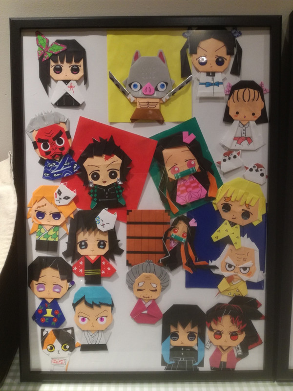 カフェスペースに展示してある「鬼滅の刃」の折り紙作品