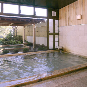 炭火の香りとぬくもりを感じる囲炉裏端料理が自慢3906004