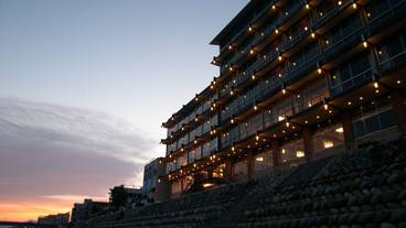 施設の正面 (日没後) / 1