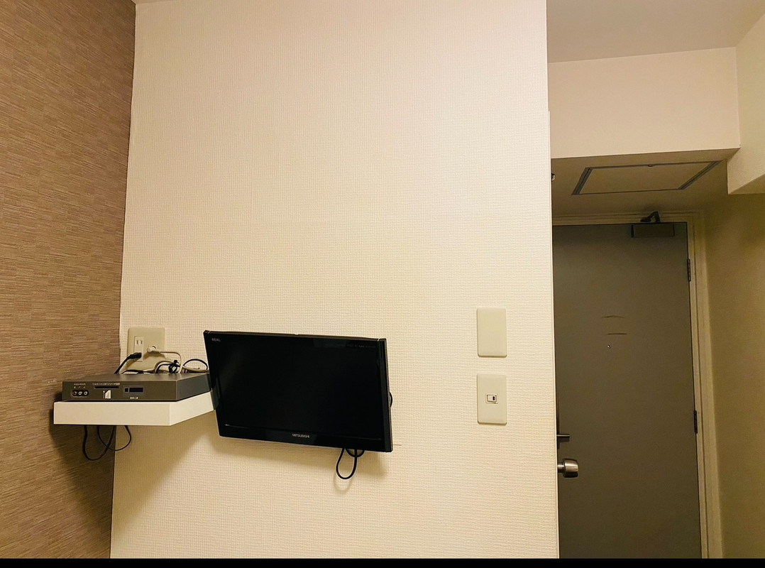 こんなに小さいテレビ初めてってくらい、これならいらないよん