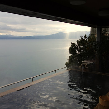 露天風呂付き客室と源泉が湧くテーブル「温泉卓」で、温泉を堪能4022218