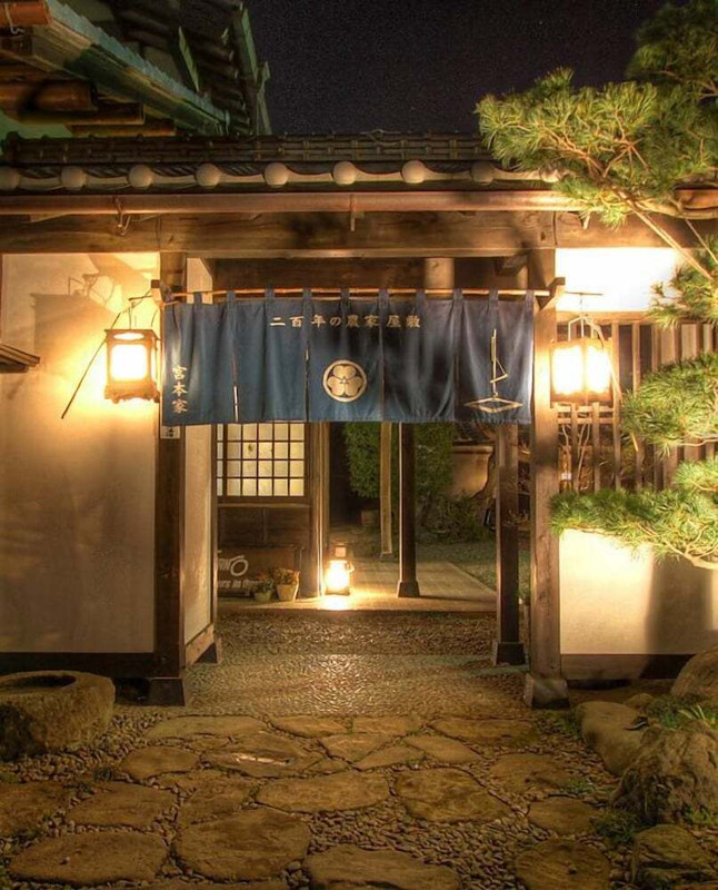 施設の正面 (日没後)