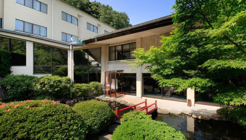 広大な庭園に囲まれた
高台の宿に到着 / 1