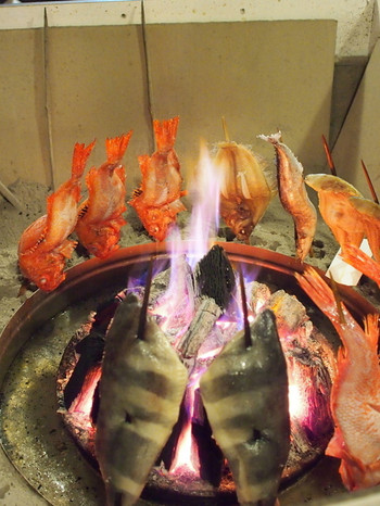 「福よし」料理 631783 炭火を囲うように円形の脂を落とす溝がある