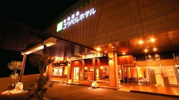 施設の正面 (日没後) / 1