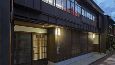 施設の正面 (日没後) / 2