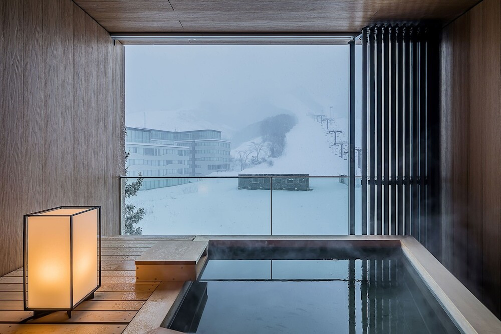 ゲレンデに直結。高級スキーリゾートでウェルネス体験3928179