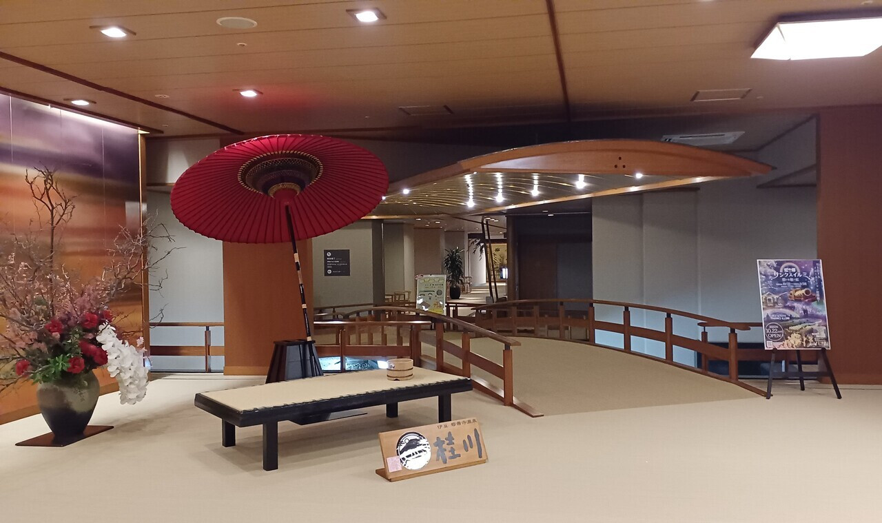 「桂川」 内観 83867635 フロントを振り返ると（2014撮影）