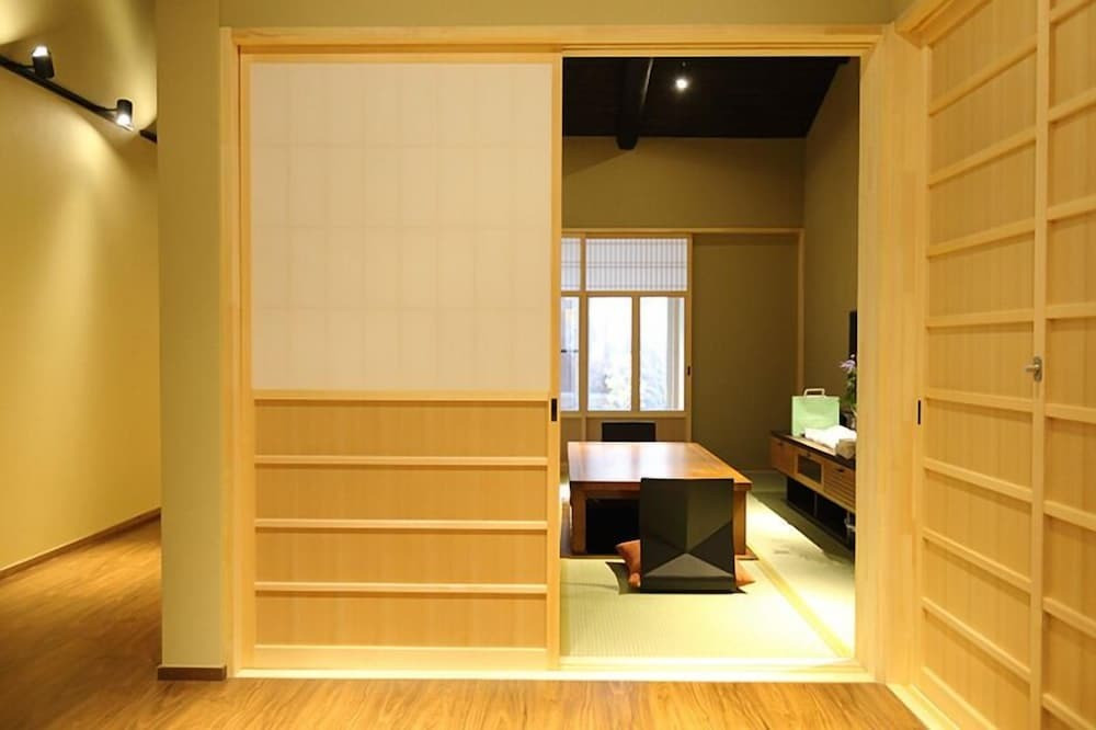 客室内のダイニングエリア