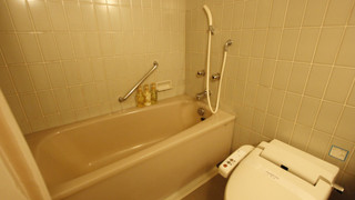 トリプルルームシングルサイズベッド 3 台喫煙可