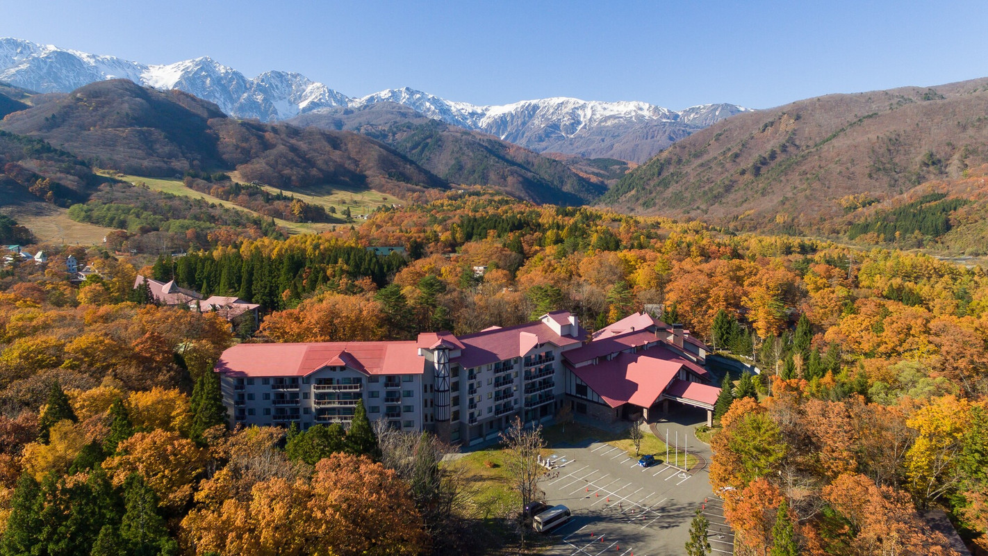 紅葉に囲まれたホテル