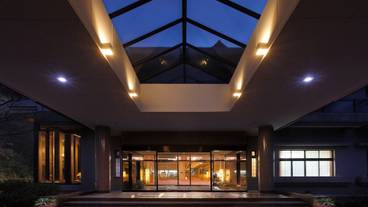 施設の正面 (日没後) / 2