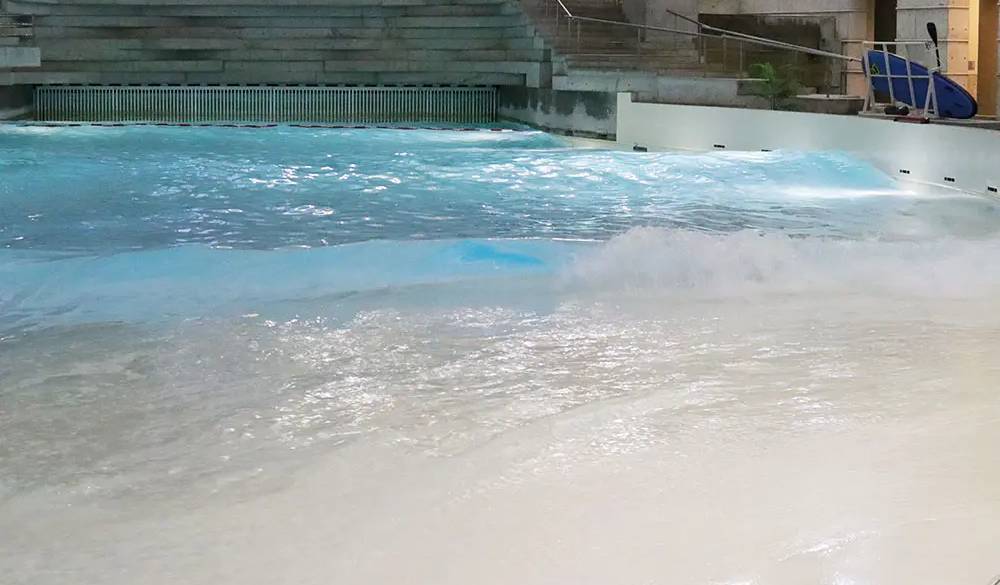 毎時00分になると高さ1.2mの波が起こって迫力満点。躍動感のある10分間に、大人も子供もワクワクが止まりません。