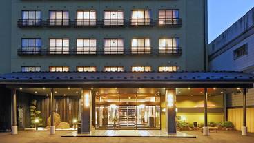 施設の正面 (日没後) / 3